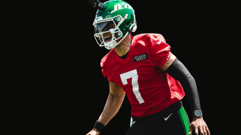 Justin Fields carted off Jets camp with dislocated toe Thursday morning