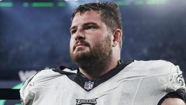 Eagles star carted off after scary leg injury at practice