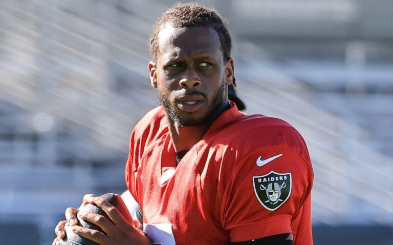 Geno Smith, Maxx Crosby shoot bird at Seahawks fan in heated preseason debacle